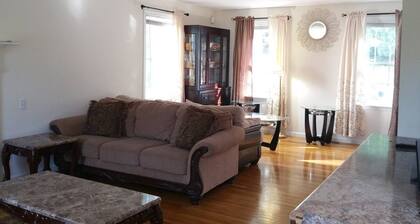 Feel at Home in spacious 3B-2.5Ba -Mall/MBTA/Park
