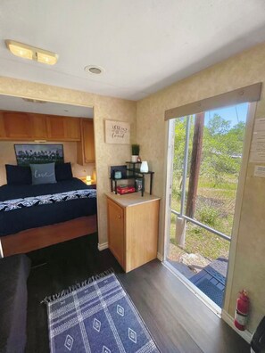 1 habitación, tabla de planchar con plancha, wifi gratis y ropa de cama