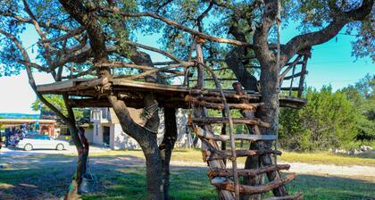 Blissful RV Retreat in Canyon Lake! Only 5 minutes from the lake and river!