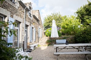 Outdoor dining - In "Brittany" the weather is fine... several times a day!(cancaleloca on the web) (Cancale)
