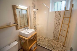 Douche, sĂšche-cheveux, papier toilette
