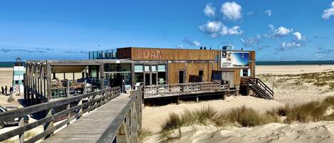 En la playa, sillas reclinables de playa