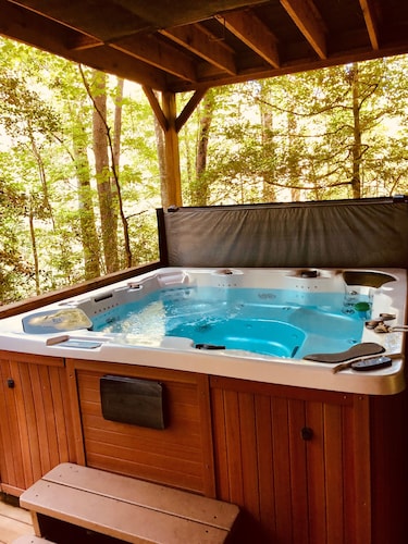 Hot Tub/Game Room/Fireplace and pit, very private, a little taste of heaven!