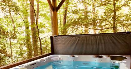 Hot Tub/Game Room/Fireplace and pit, very private, a little taste of heaven!