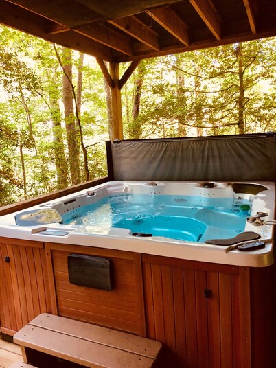 Hot Tub/Game Room/Fireplace and pit, very private, a little taste of heaven!