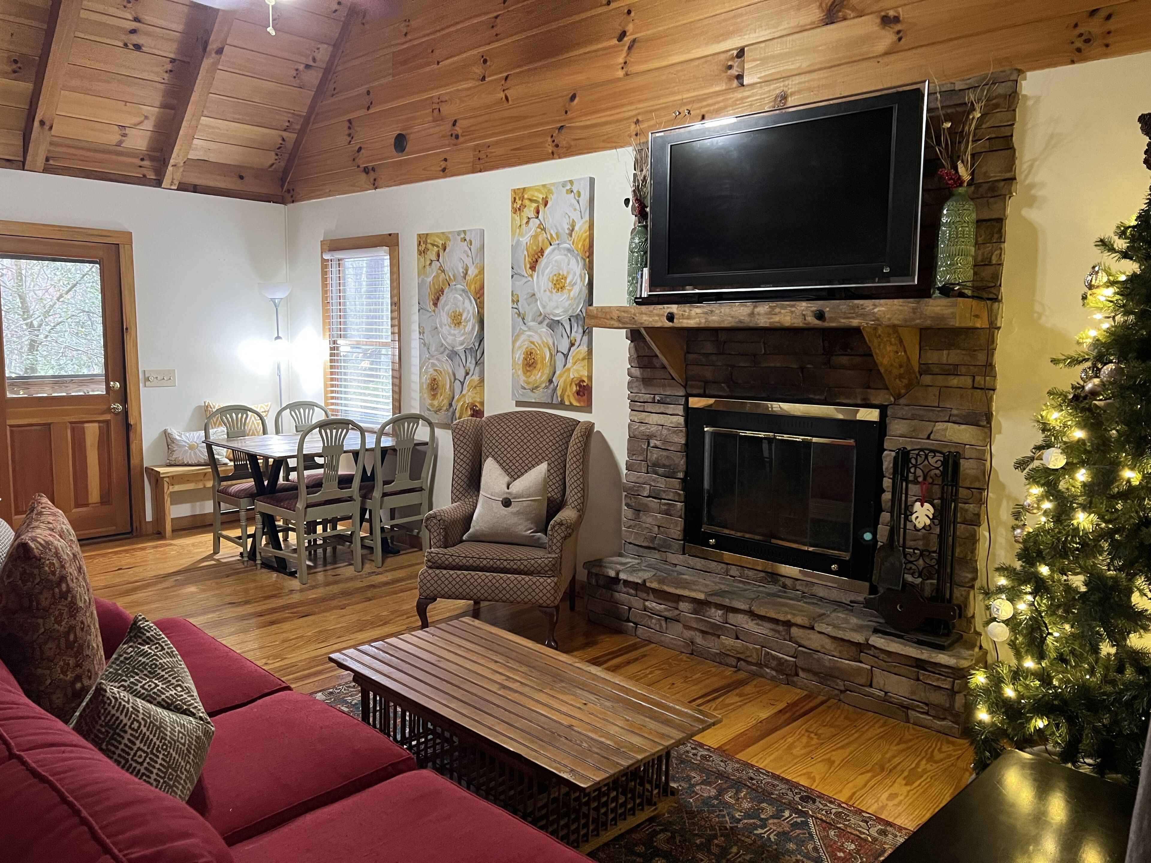 Una Smart TV, una chimenea, videojuegos, Netflix