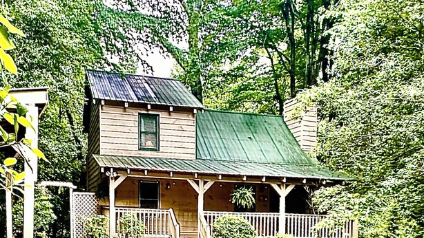 A wooden cabin with a porch, surrounded by greenery. - Game Room, Fireplace and pit, very private, a little taste of heaven! (Dahlonega)