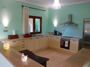 Fridge, oven, stovetop, coffee/tea maker - Villa Nika in Kamara on the island of Corfu (Corfu)