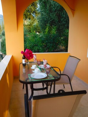 Outdoor dining - Villa Nika in Kamara on the island of Corfu (Corfu)