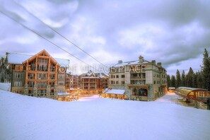 Exterior - Skiers?  This is for you!  Luxurious 3 Bedroom Villa  VIP access-only lift line! (Truckee)