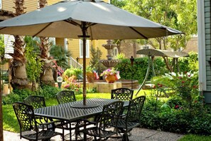 Outdoor dining - Arbor House-Blue 1 (San Antonio)