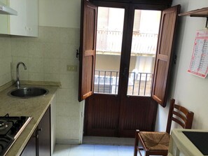 Frigorifero, microonde, piano cottura, macchina per tè/caffè