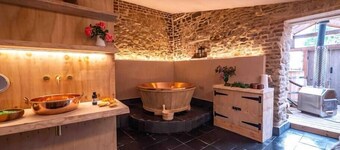 Hen Party House Sleeping 13: Private Spa & Catering