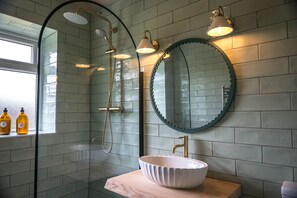 Secador de cabelo, toalhas de banho, sabonete, shampoo