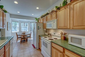 Fridge, microwave, oven, dishwasher - Motherlode - Newer home. Incredible deck views. Garage! (Leadville)