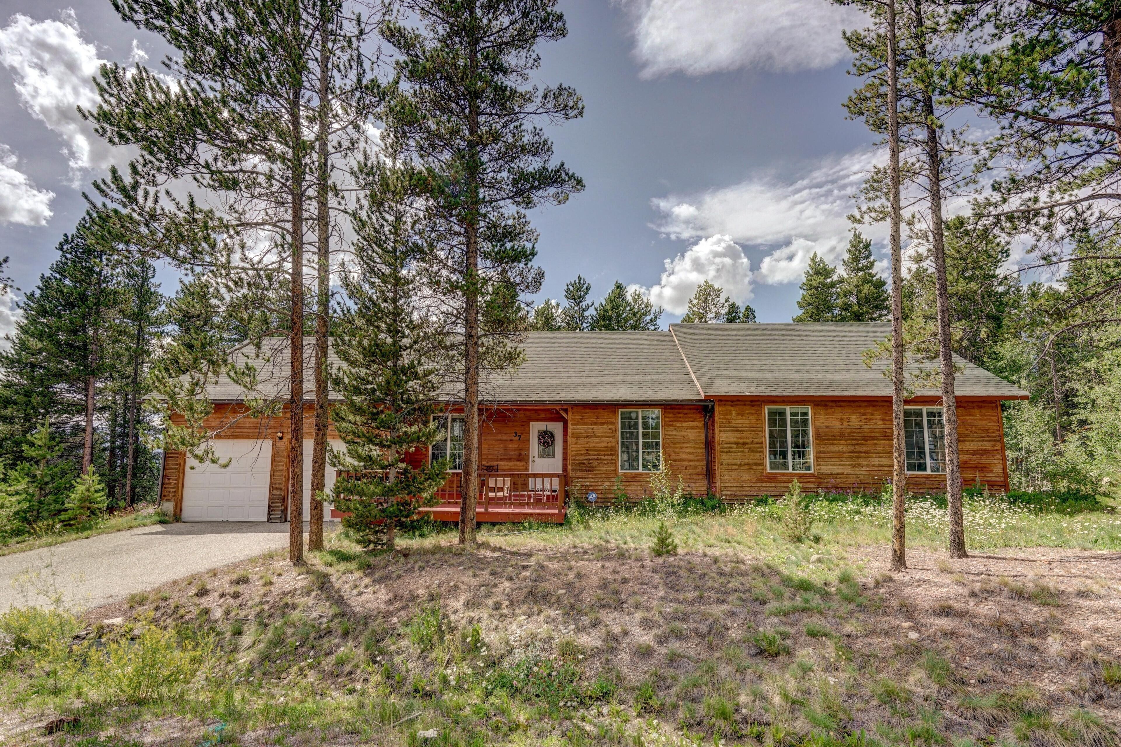Motherlode - Newer home. Incredible deck views. Garage!