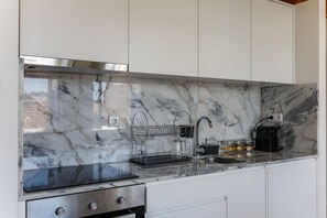 Refrigerador, horno, parrilla de estufa y cafetera y tetera 