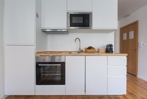 Réfrigérateur, four à micro-ondes, un four, surface de cuisson