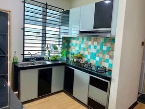 Private kitchen - River View - Dhuha Homestay Alor Setar (Alor Setar)