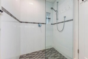 Ducha, secador de pelo y champú