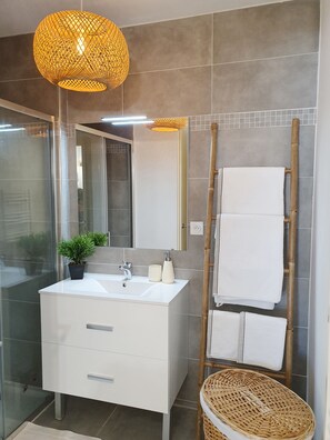Shower, hair dryer, towels, soap - T2 NEW WITH GARDEN AND TERRACE, CLOSE TO BEACHES (Saint-Cyr-sur-Mer)