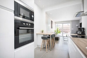 Kylskåp, mikrovågsugn, ugn och spishäll