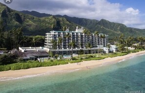 On the beach, sun loungers, beach towels - Beachfront, Turtles, swim snorkel sun. New AC in unit. Washer dryer.  (Hauula)