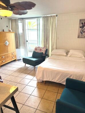 1 makuuhuone, memory foam -patjalliset sängyt, silitysrauta/-lauta