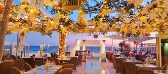 Fantastisk lägenhet vid stranden med pool och nära till alla bekvämligheter