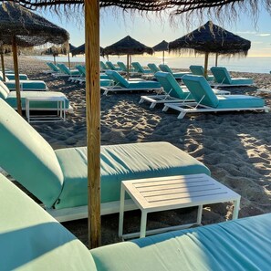 On the beach - Stunning beach front apartment with swimming pool and close to all amenities (Mijas)