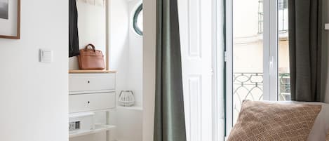 Iron/ironing board, internet, bed sheets