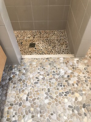 Combined shower/tub, towels