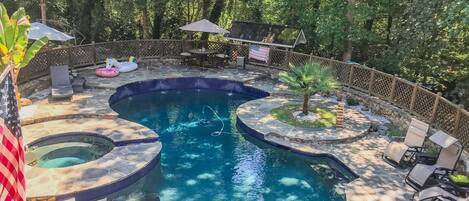 Een buitenzwembad, een verwarmd zwembad