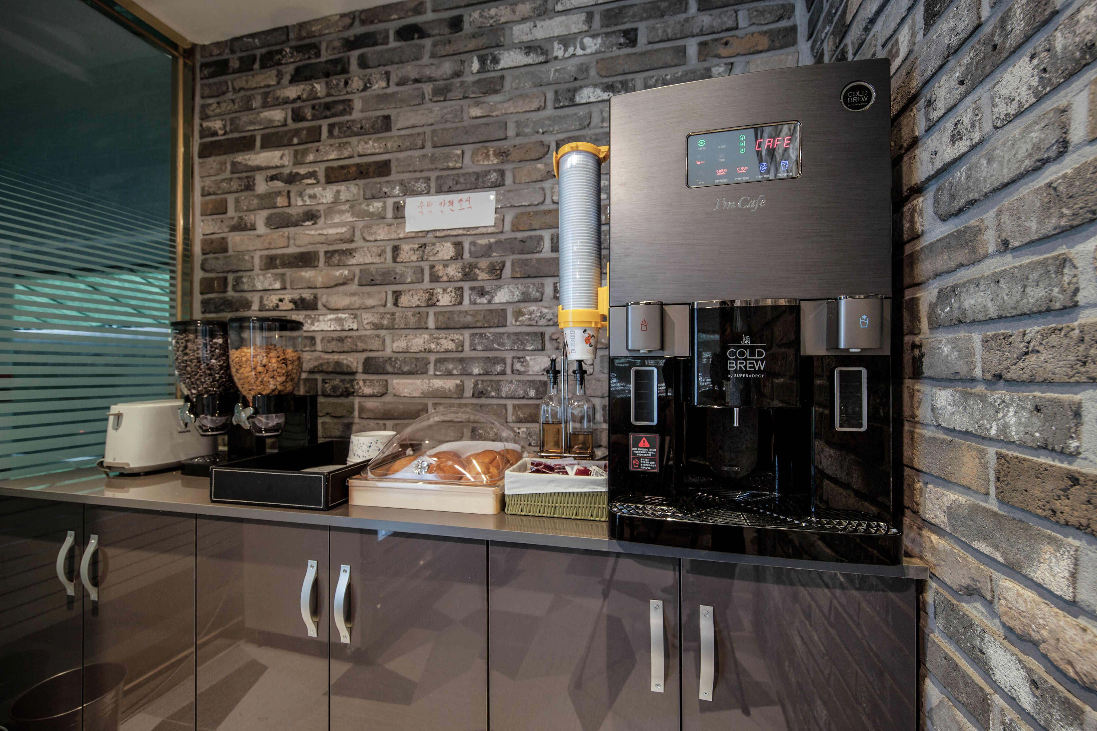 free daily self-service breakfast