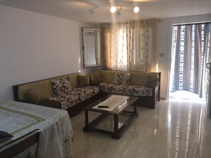 Smart TV - Tazarka House Near Beach (Tazarka)