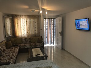 Smart TV - Tazarka House Near Beach (Tazarka)