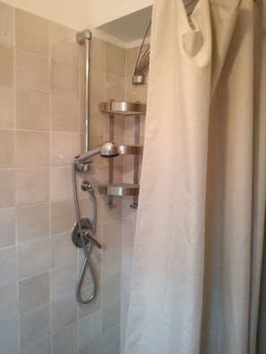 Dusche, Haartrockner, Bidet, Handtücher