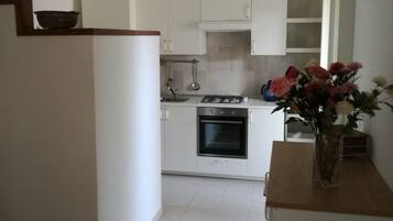 Jääkaappi, mikroaaltouuni, uuni, liesi