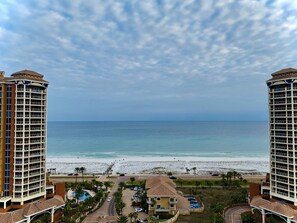 On the beach, beach towels - 16𝒕𝒉 𝑺𝒕𝒐𝒓𝒚 𝑯𝒊𝒈𝒉 𝑹𝒊𝒔𝒆 𝑳𝒖𝒙𝒖𝒓𝒚 𝒢𝓊𝓁𝒻 𝒱𝒾ℯ𝓌 5 𝑺𝒕𝒂𝒓 2br (Pensacola Beach)