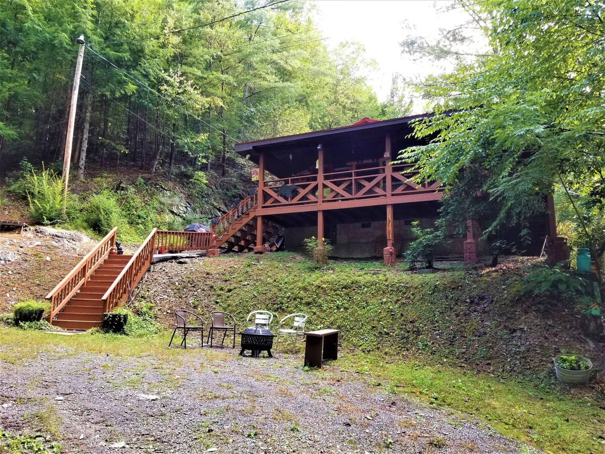3+Secluded Acres for Dogs & Kids-Off Wears Valley Rd-Close to PF-Hot Tub-Firepit