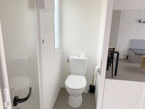 Douche, savon, papier toilette