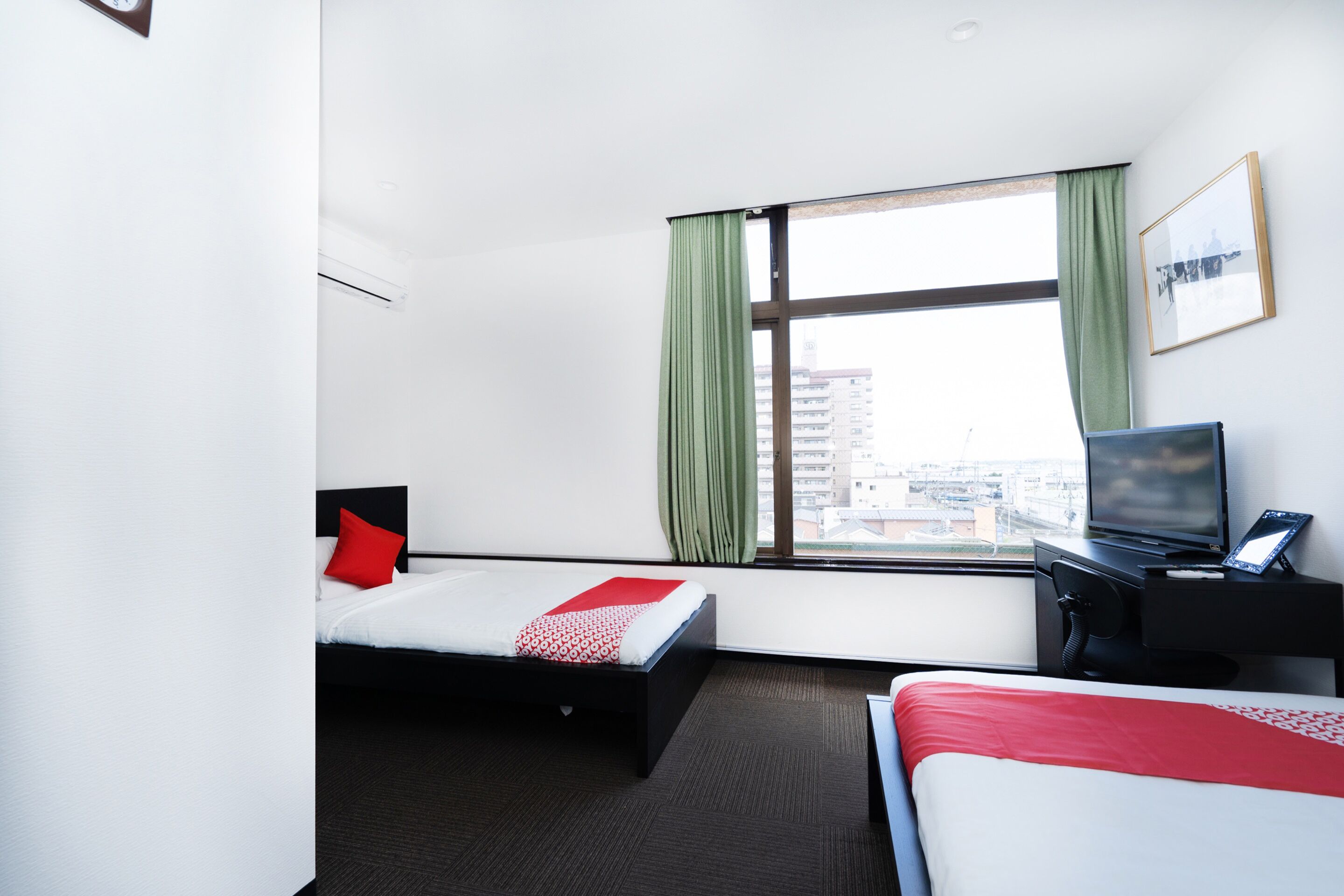 deluxe twin room, non smoking | desk, free wifi, bed sheets