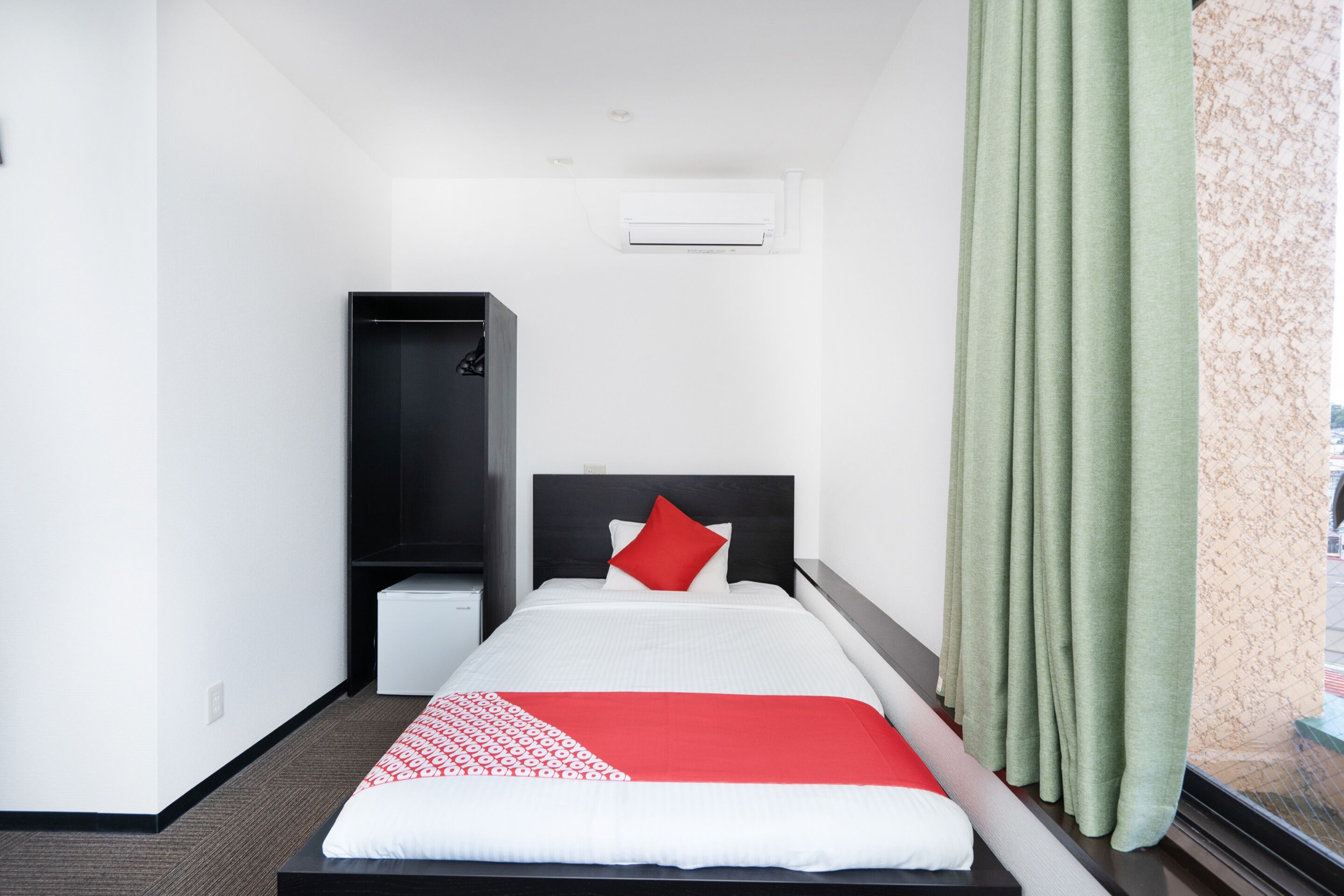 deluxe twin room, non smoking | desk, free wifi, bed sheets