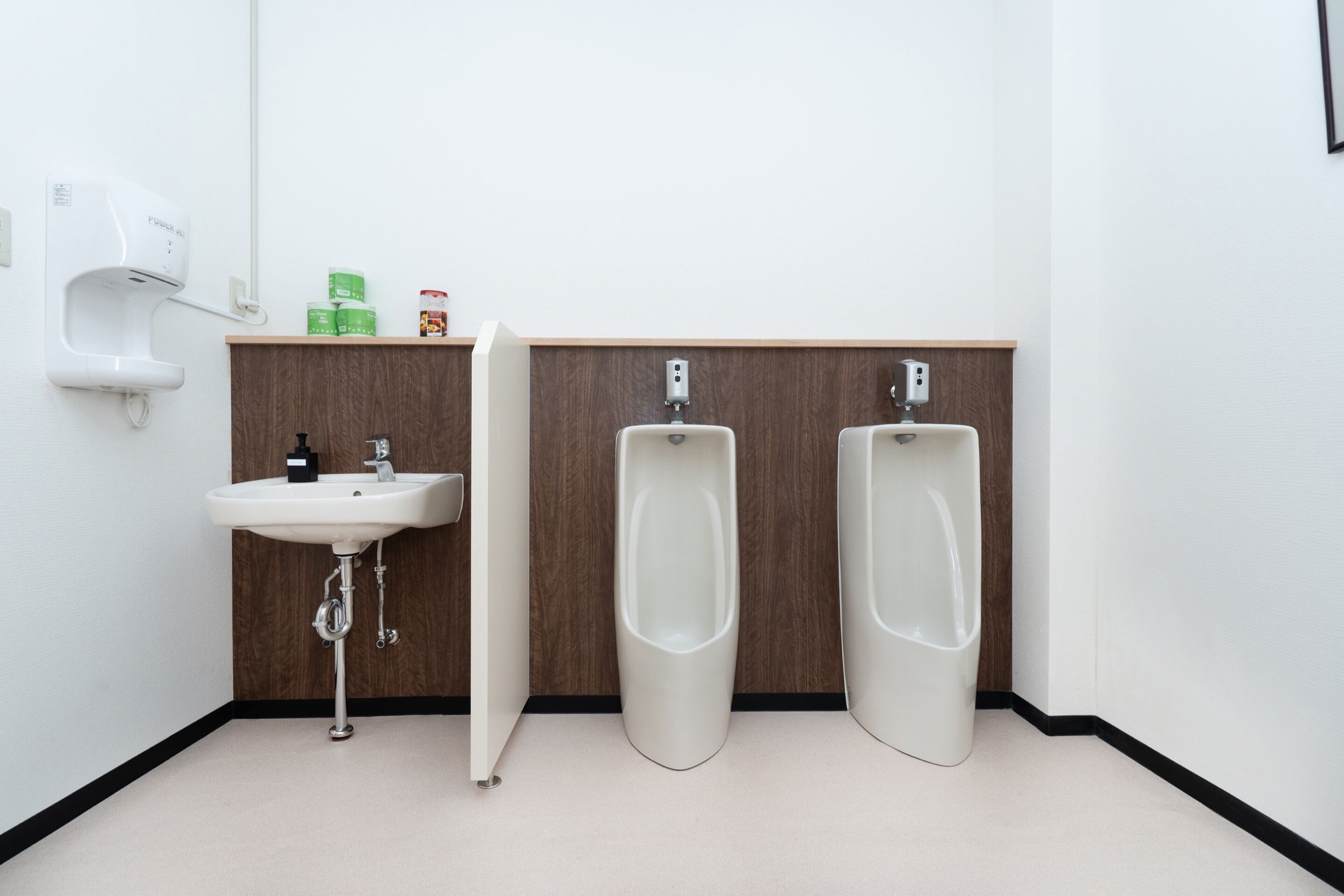 single room with shared bathroom, non smoking | bathroom | bathtub, towels