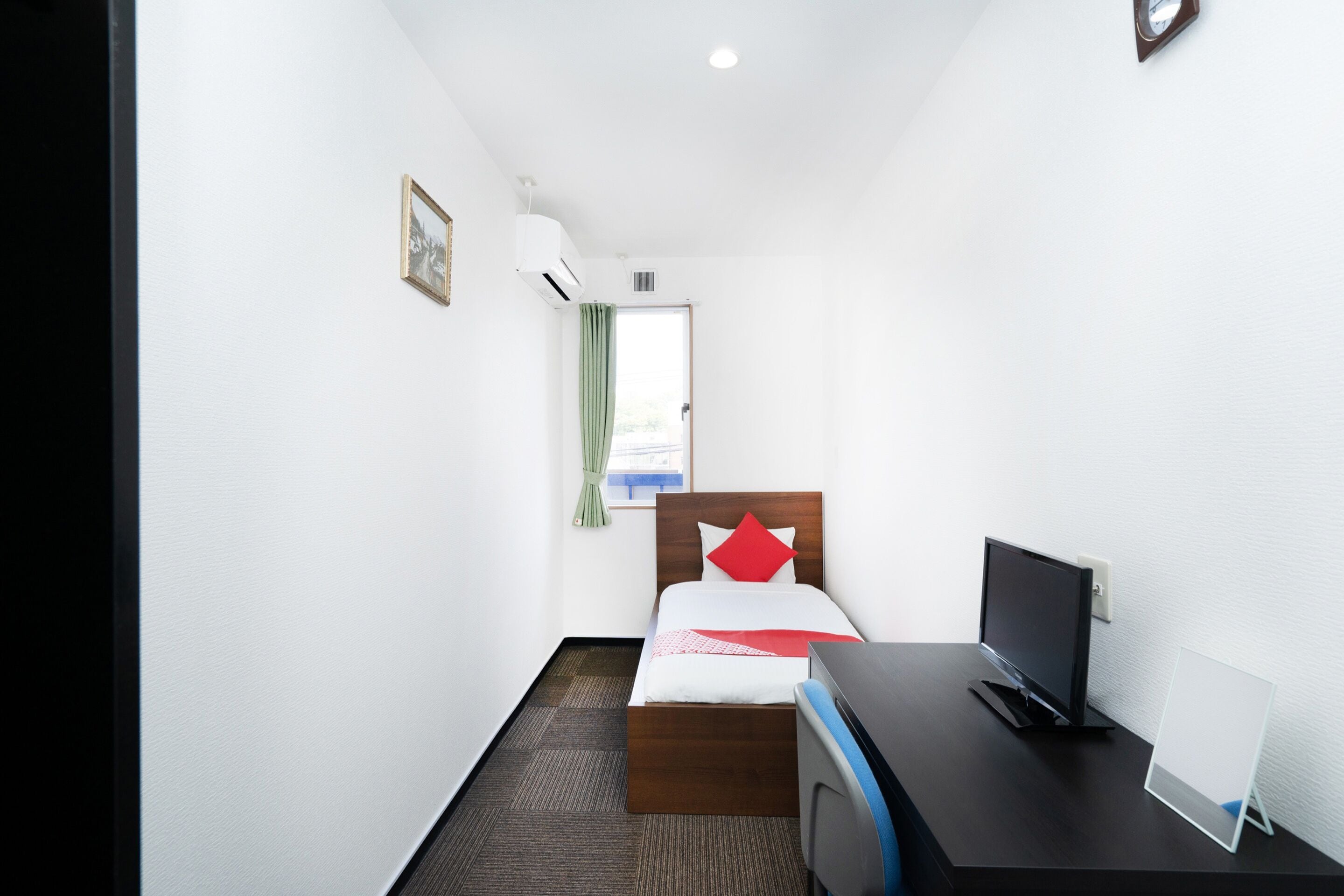 single room with shared bathroom, non smoking | desk, free wifi, bed sheets