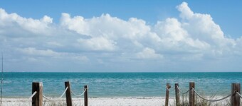 Casa Tranquilo Bungalow 150 steps to beach, Beach to Bay street. Dog Friendly !