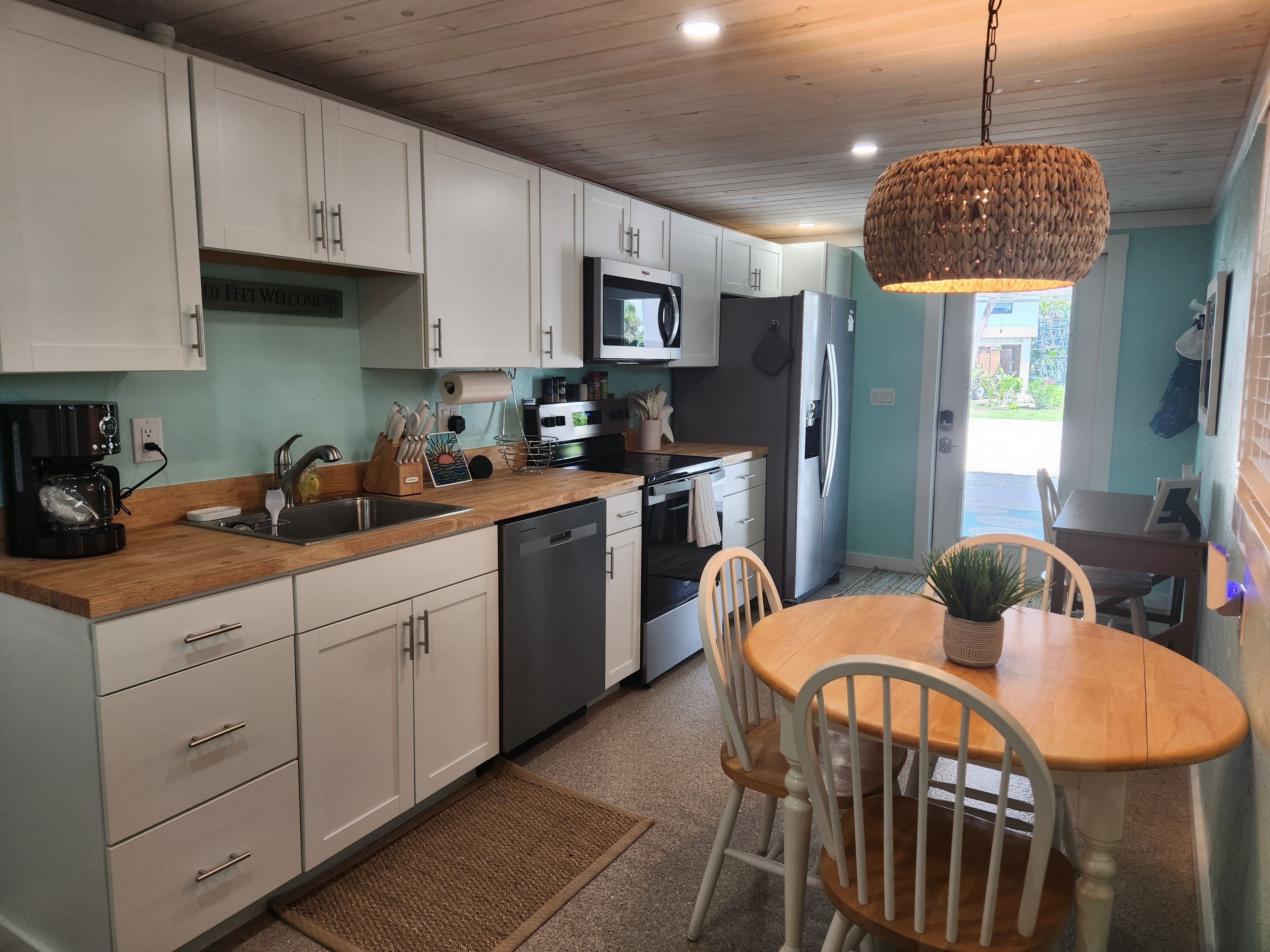 Jääkaappi, mikroaaltouuni, uuni, liesi