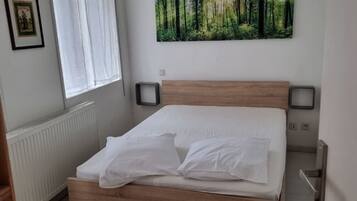 2 slaapkamers, een strijkplank/strijkijzer, reisbedje, wifi