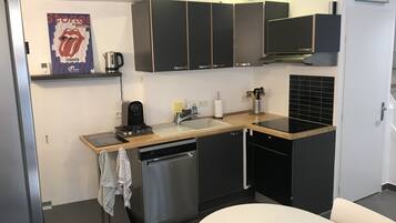 Een koelkast, een microgolfoven, een oven, een kookplaat