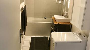 Ensemble douche/baignoire, sĂšche-cheveux, serviettes fournies, savon